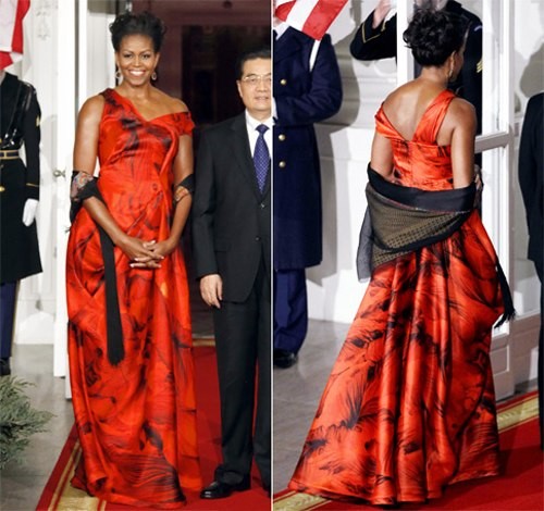 Bà Obama diện váy Alexander McQueen khi đón chủ tịch Trung Quốc Hồ Cẩm Đào sang Mỹ năm 2011.